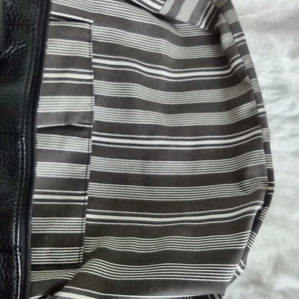 Adrienne Vittadini Handbag Black. - Picture 6 of 16